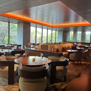 ゲスト待合室は広々としており外も見えてより広く感じる。景色が見えて景観が美しかったです。