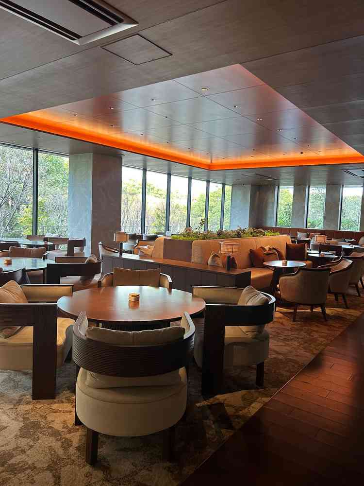 ゲスト待合室は広々としており外も見えてより広く感じる。景色が見えて景観が美しかったです。