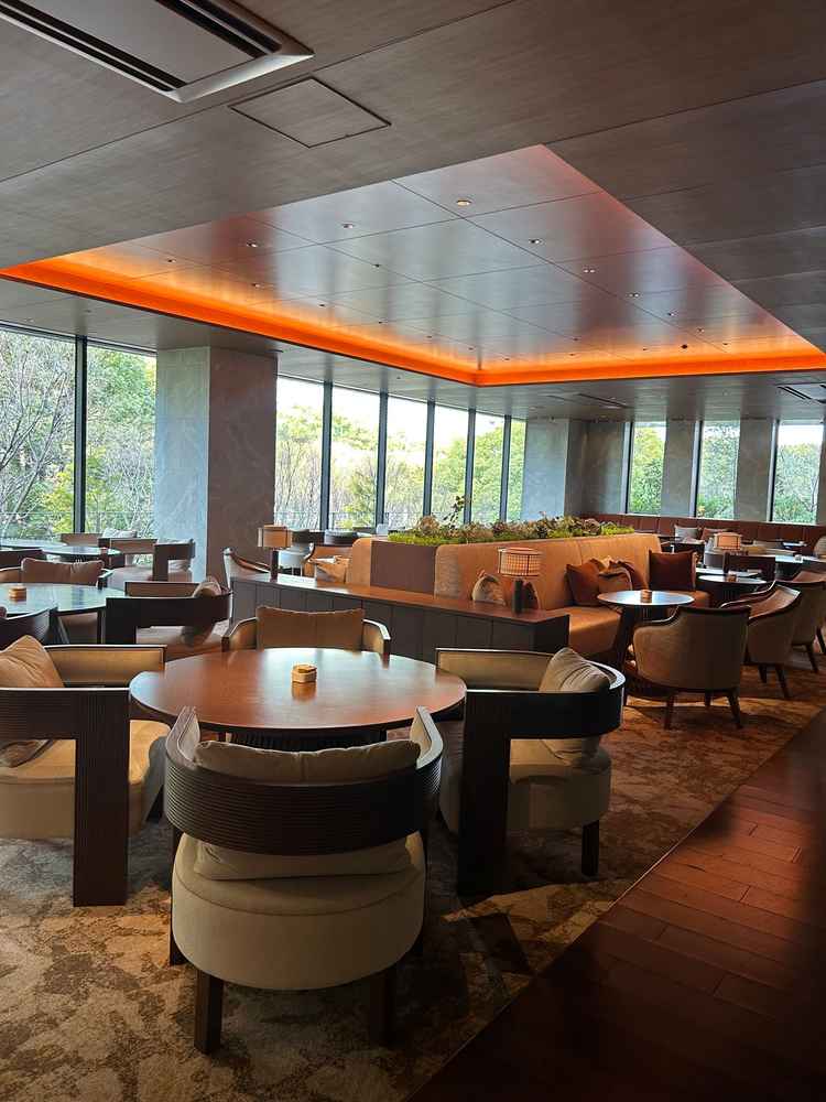 ゲスト待合室は広々としており外も見えてより広く感じる。景色が見えて景観が美しかったです。