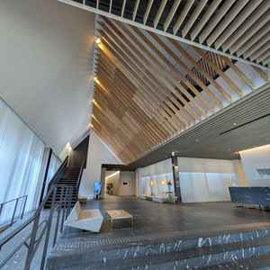 建築美を感じる入口の写真です。