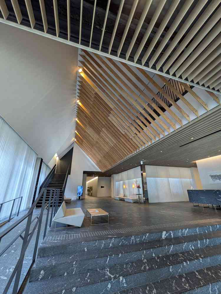 建築美を感じる入口の写真です。