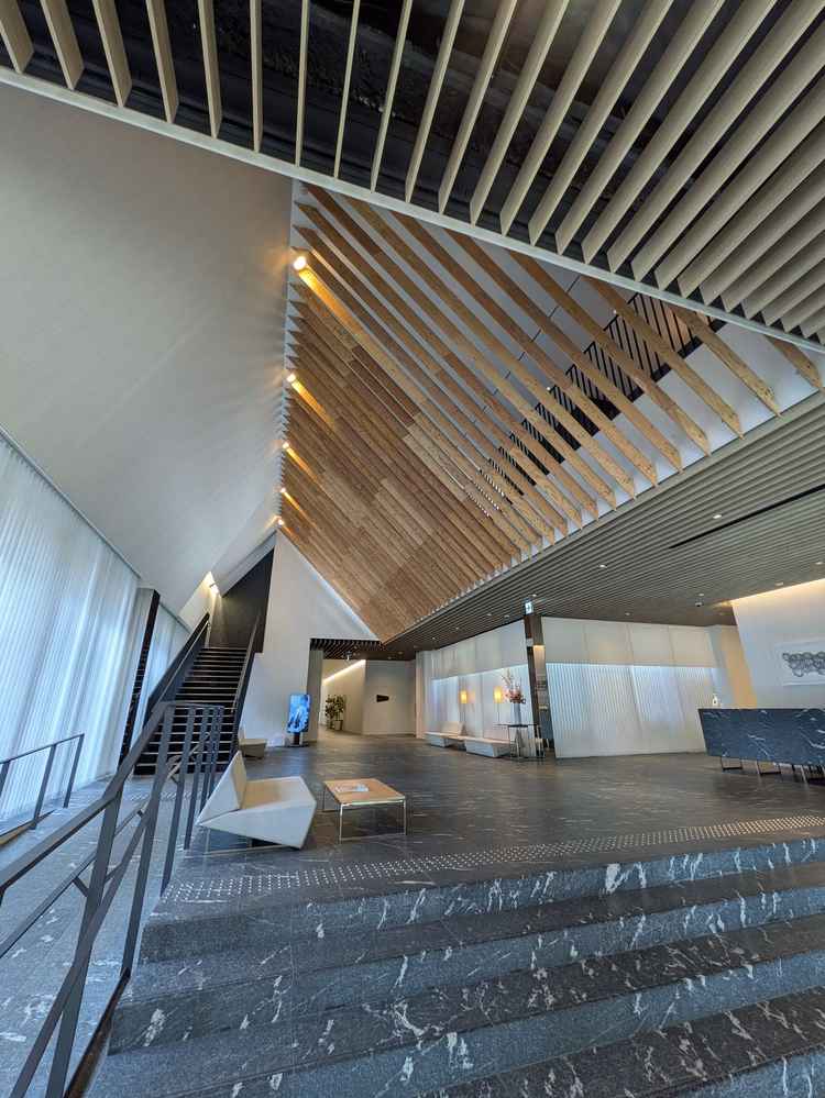 建築美を感じる入口の写真です。