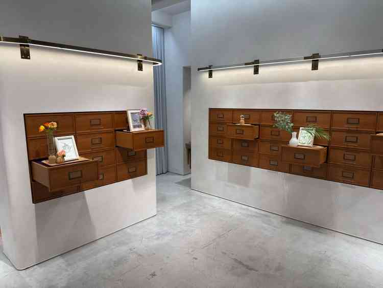 披露宴の入り口にある、新郎新婦の思い出などを飾れる自由度ある棚型の箇所です。