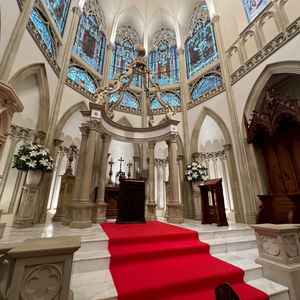 挙式を行うチャペルの内観