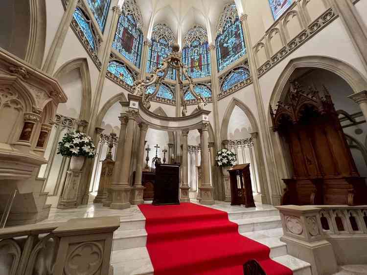 挙式を行うチャペルの内観