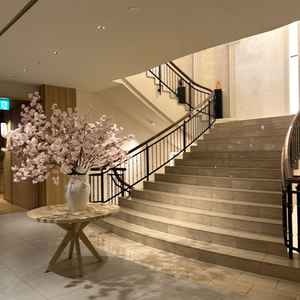 １Fの階段エリア。カフェとも隣接。ここを降りると控室