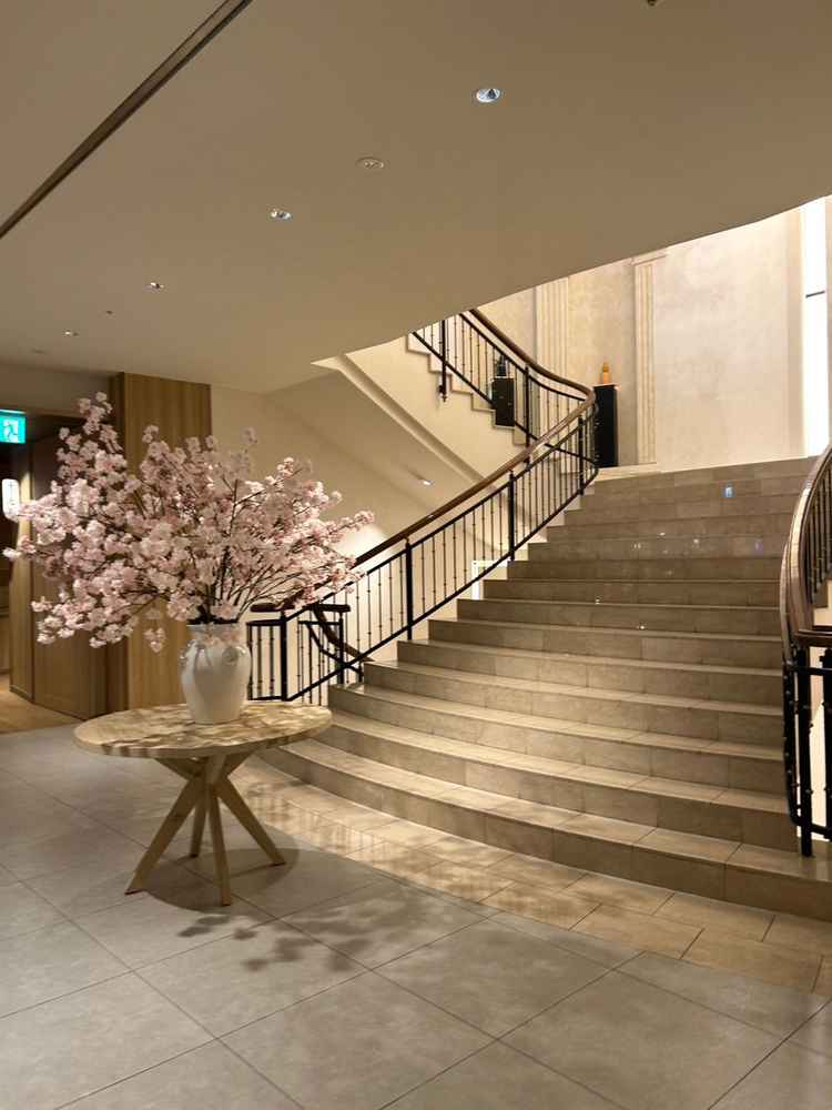 １Fの階段エリア。カフェとも隣接。ここを降りると控室