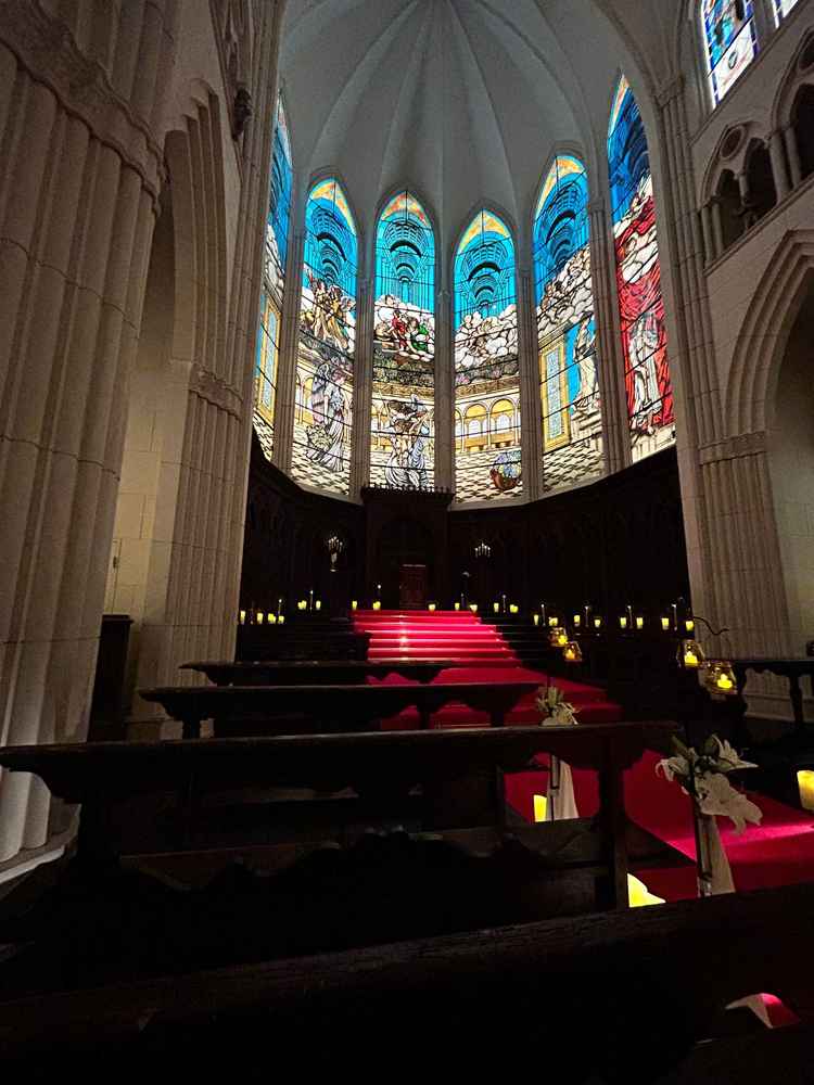 ステンドグラスの本物感に惹かれて契約