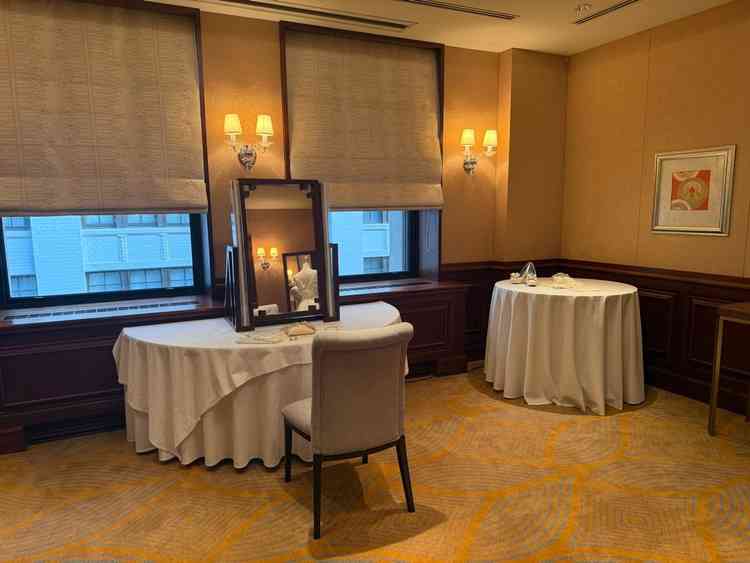 花嫁が待機するお部屋は、綺麗な個室。外も見れてリラックスできる