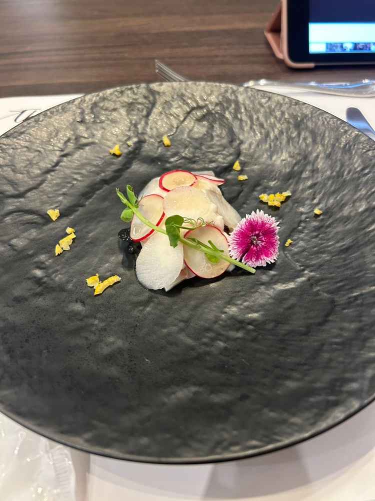 ぶり大根というメニューでしたが、フレンチ風にアレンジしてあり、和風テイストでしたがお箸でいただけた。