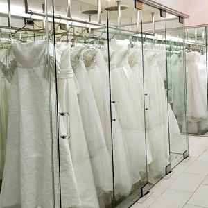 ウエディングドレスのフィッティングルーム。式場でドレスを選べるのは珍しいとのことでした。