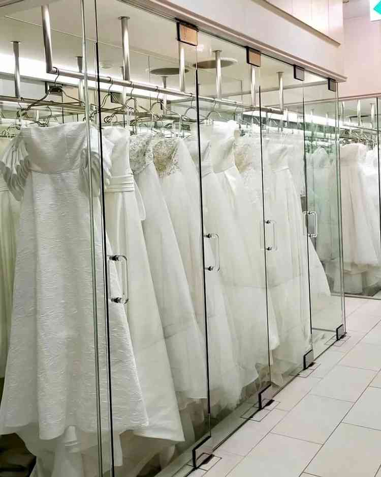 ウエディングドレスのフィッティングルーム。式場でドレスを選べるのは珍しいとのことでした。