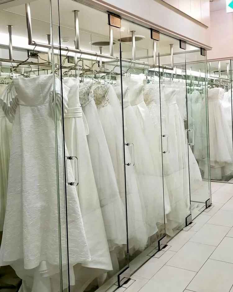 ウエディングドレスのフィッティングルーム。式場でドレスを選べるのは珍しいとのことでした。