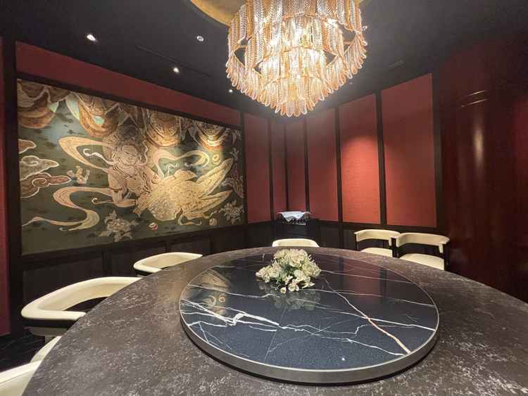 個室の円卓スペース。アートが印象的で特別感のある空間。