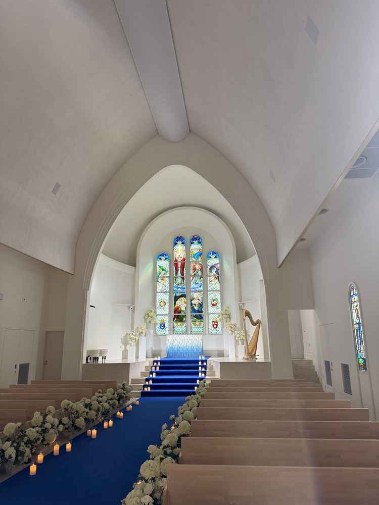 チャペルは意外とシンプルな作りでびっくり。椅子などは若干チープ感があったが、天井は高く解放感がある。