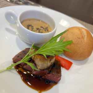 メイン料理　お肉の柔らかさがちょうどよくおいしかった。