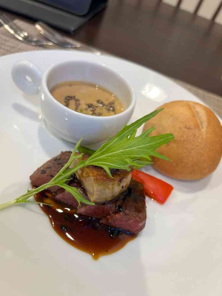 メイン料理　お肉の柔らかさがちょうどよくおいしかった。