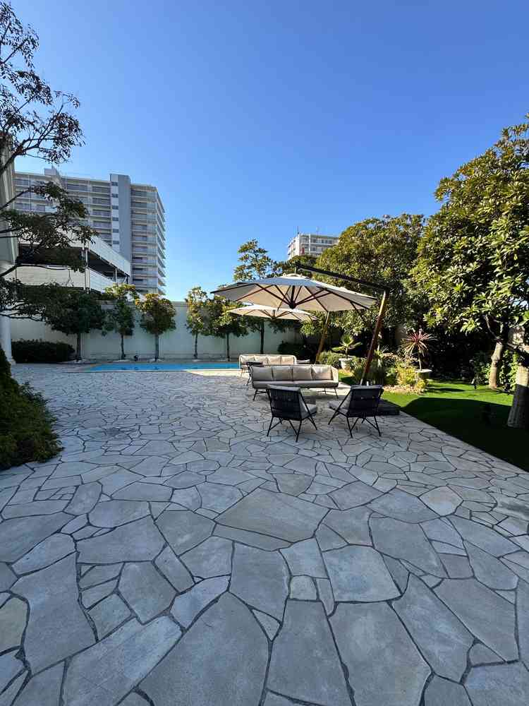 披露宴会場やロビーの隣に庭があり、すぐ出ることができて素敵でした。