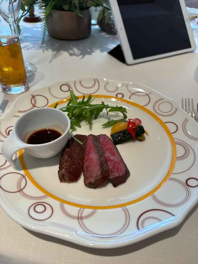 お料理の写真。シェフが目の前で焼いてくれたお肉をいただきました。柔らかく美味しかったです。