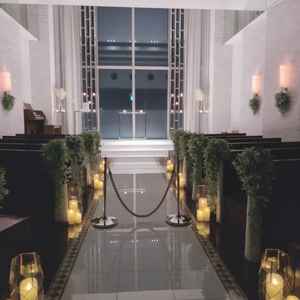 見学したのは夜でしたが、キャンドルと解放感のある天空チャペルでとても幻想的でした。