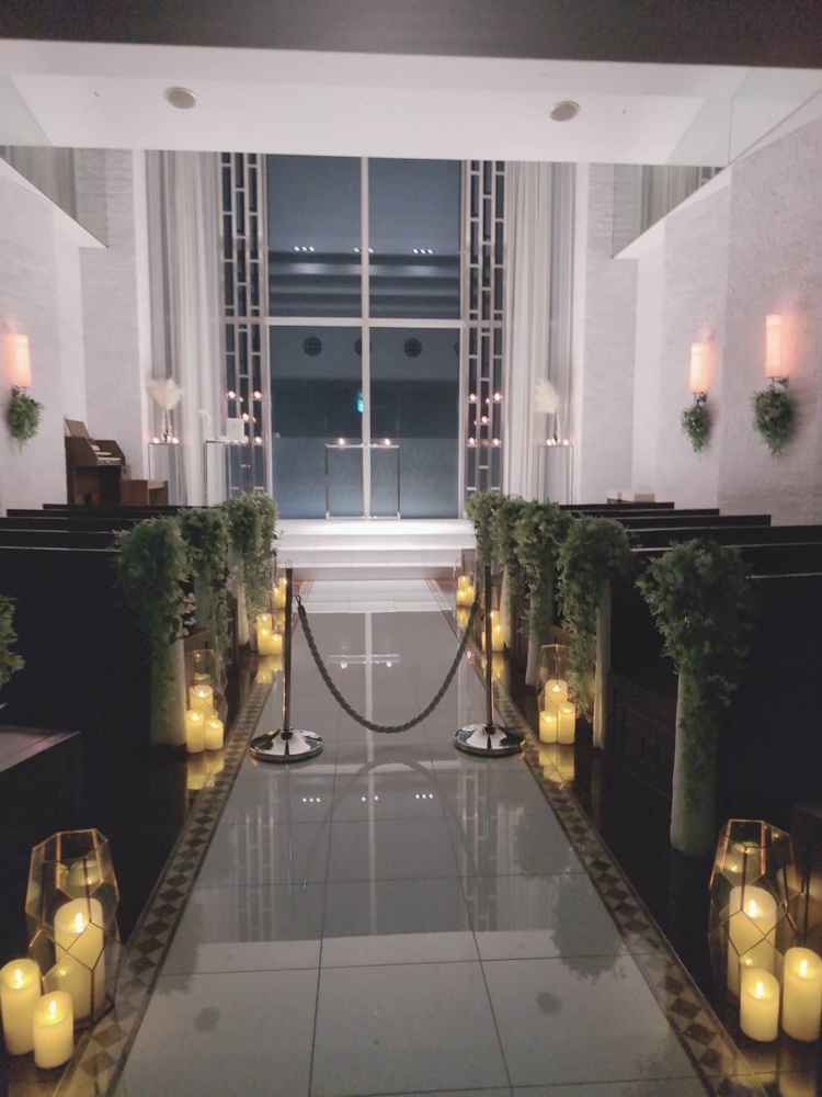 見学したのは夜でしたが、キャンドルと解放感のある天空チャペルでとても幻想的でした。