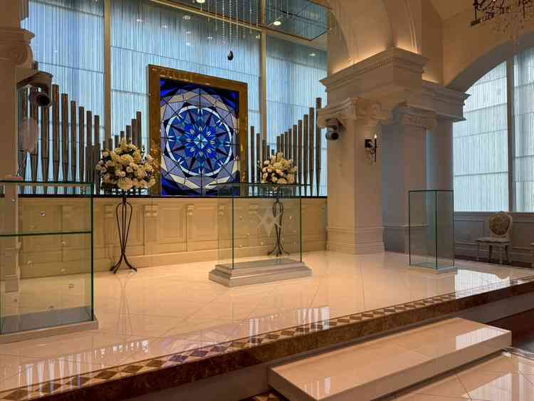 挙式会場（ゲスト最前列左側からみた）