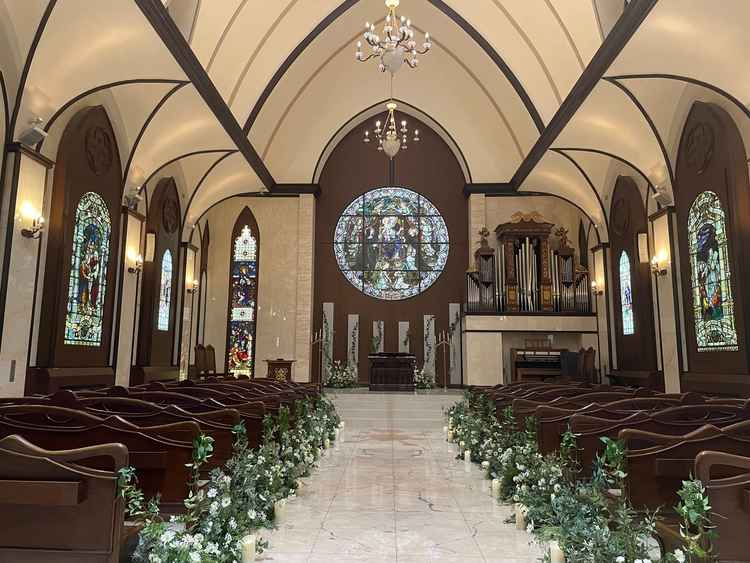 スタンドガラスが特徴的なチャペル。大聖堂で神秘的な雰囲気。明るさで雰囲気を変えることが可能。