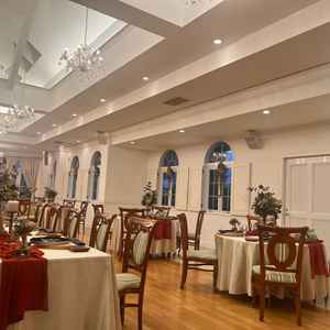 高砂から披露宴会場の様子です。広い方の会場です。