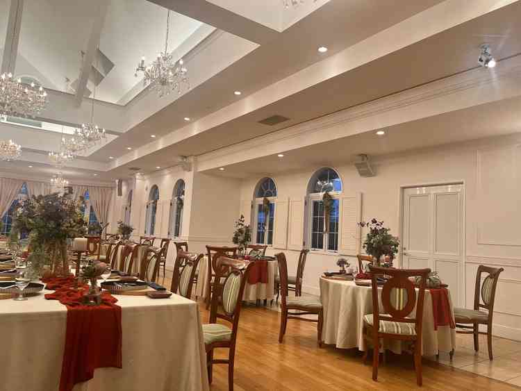 高砂から披露宴会場の様子です。広い方の会場です。