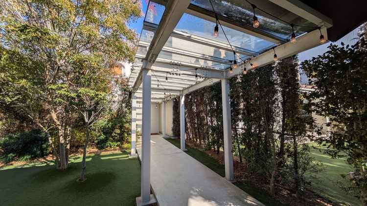 建物〜チャペルへの通路です。屋根があるので雨天の際はこちらでフラワーシャワー等できるとのこと。