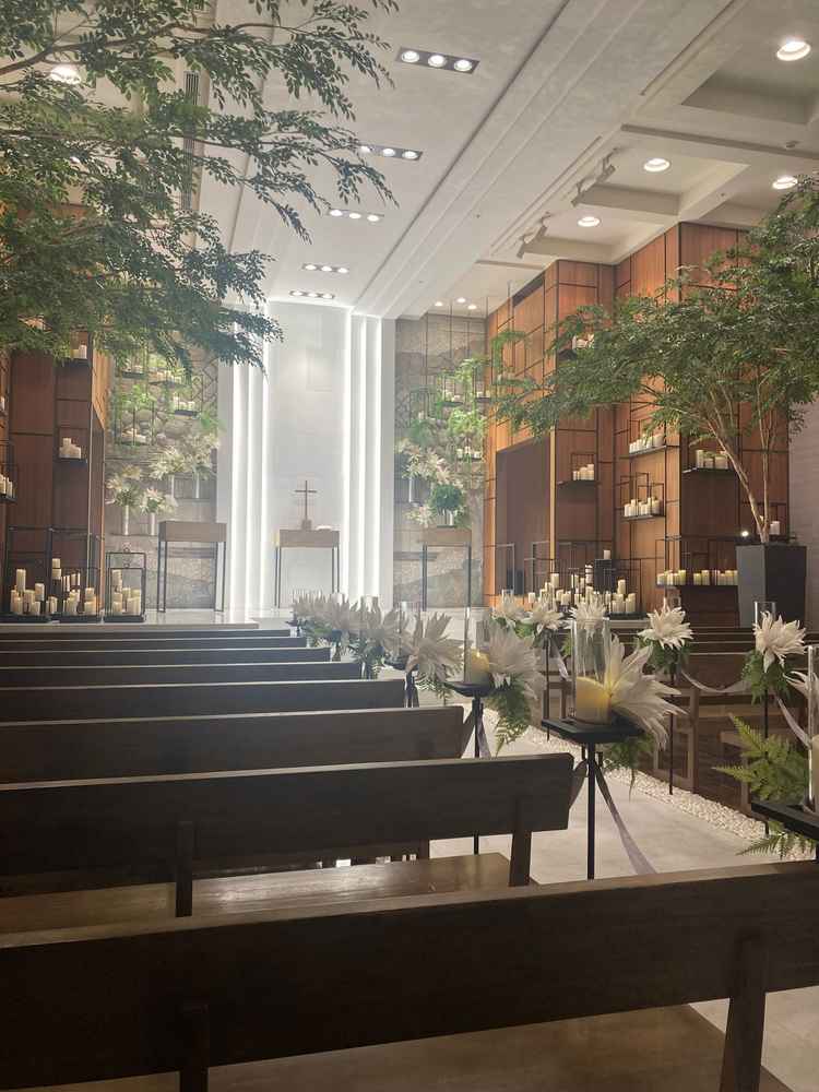 チャペルの写真です。実際のけやきの木を使っているとのことで、香りでも自然を感じられる工夫があるそう。