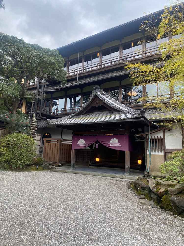 外観も綺麗で和装での写真が映えそうです。