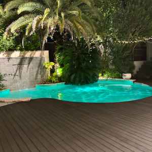 リゾートのようなゴージャスなプール付きガーデンが魅力的でした。夜だったのでお昼も気になります。