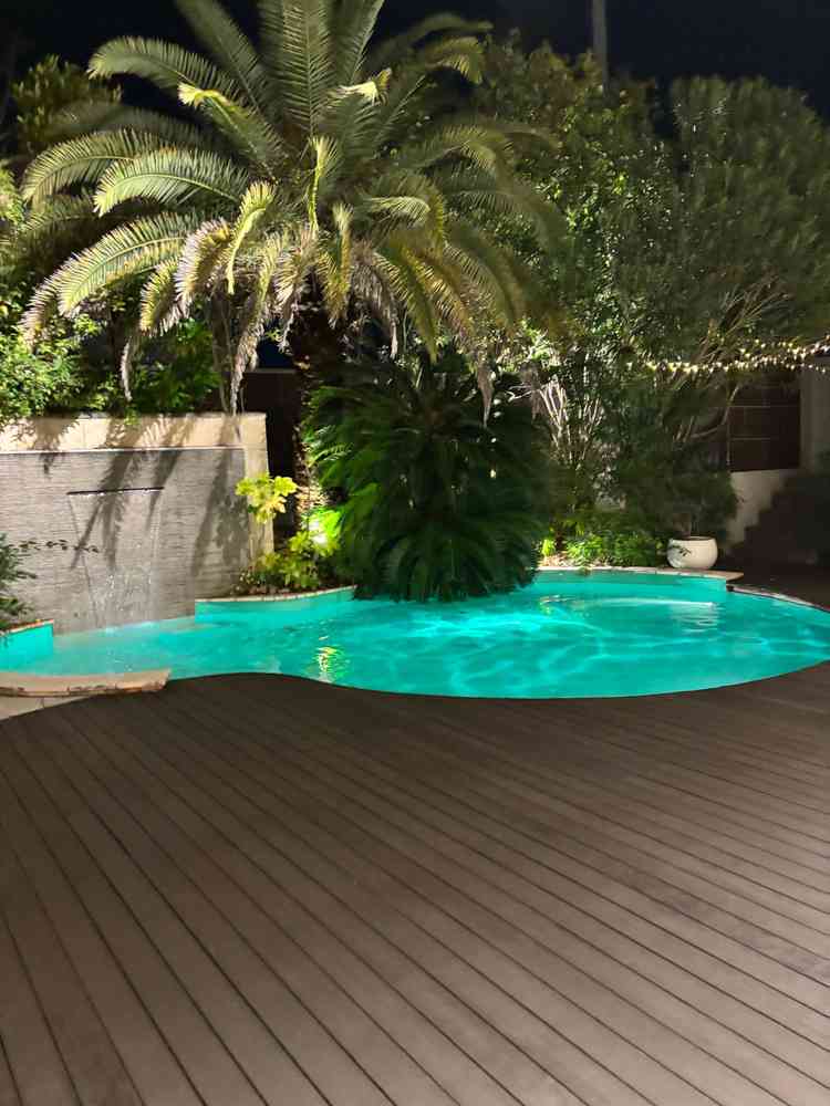 リゾートのようなゴージャスなプール付きガーデンが魅力的でした。夜だったのでお昼も気になります。