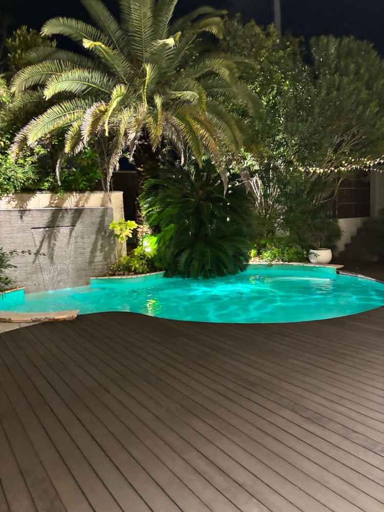 リゾートのようなゴージャスなプール付きガーデンが魅力的でした。夜だったのでお昼も気になります。