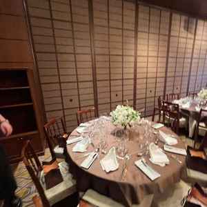 披露宴会場のテーブル。クロスの色はブラウン指定もできる。
