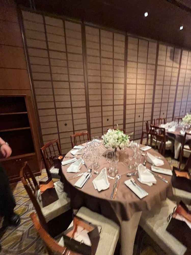 披露宴会場のテーブル。クロスの色はブラウン指定もできる。