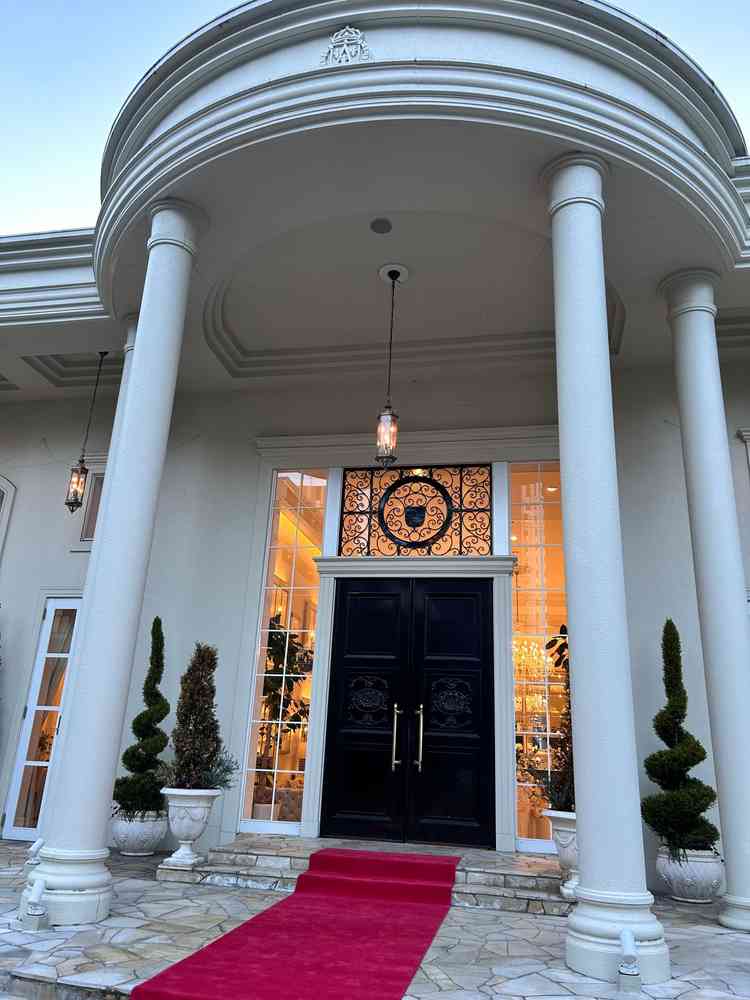 入口。白基調で高さもあって綺麗だった。