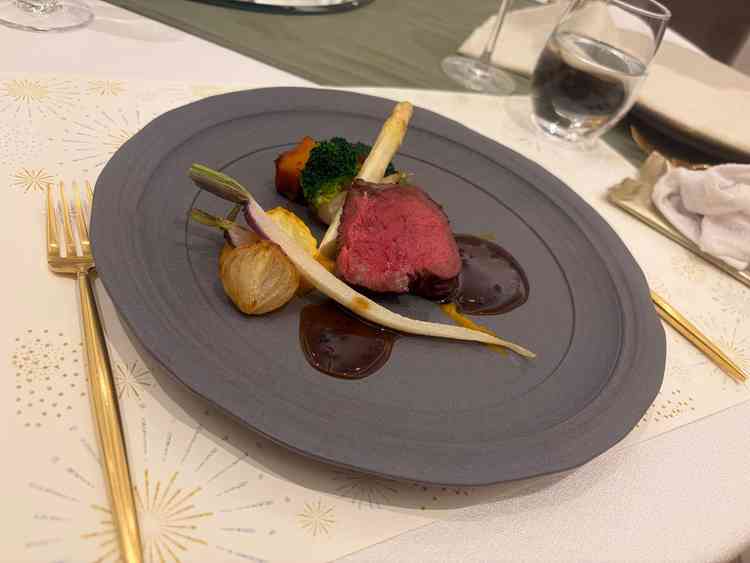 試食はお魚とお肉のメイン以外にお酒に合う軽いものも出していただけて満足度が高かったです。