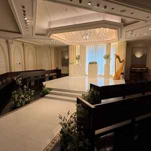 チャペルの写真。対面式の椅子や、大きなシャンデリアがとても特徴的。