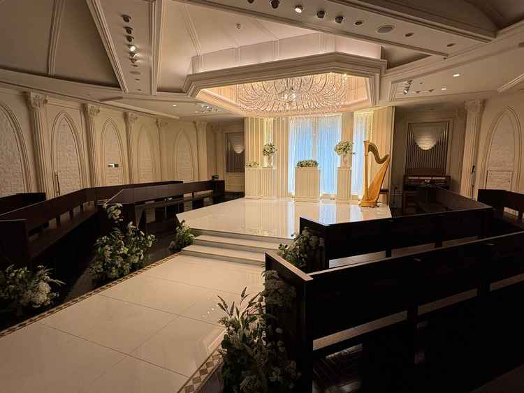 チャペルの写真。対面式の椅子や、大きなシャンデリアがとても特徴的。