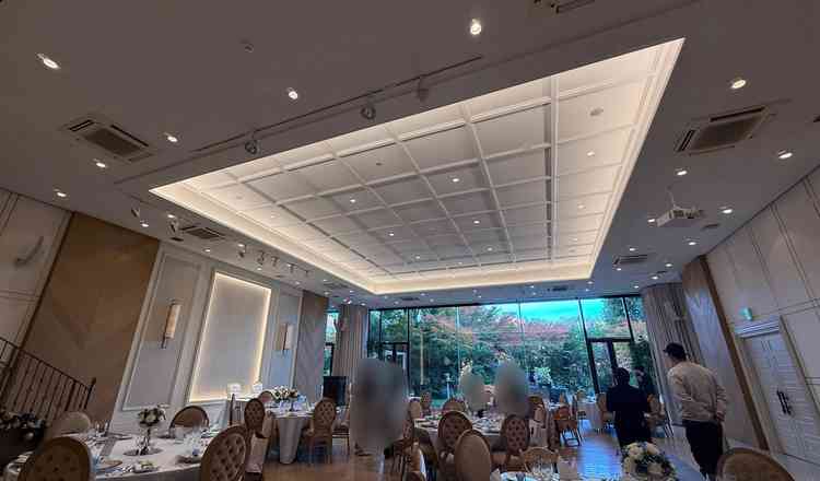 チャペルから1番近い披露宴会場のブロッサムガーデン。オープンキッチンもあるのが印象的だった。