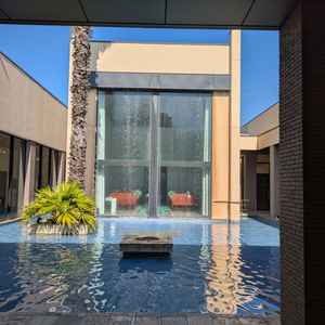 式場のガラス張りを外から見た時の雰囲気。これもオシャレだった。