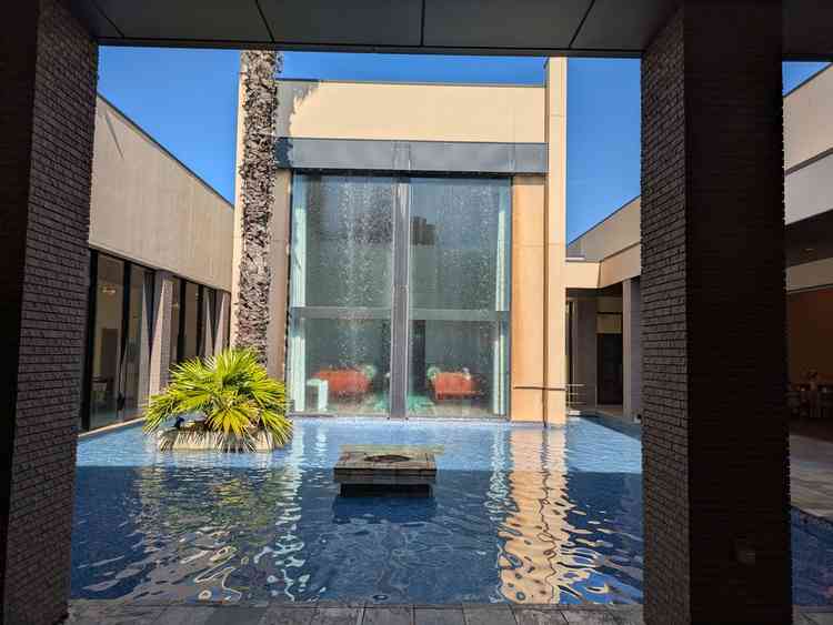 式場のガラス張りを外から見た時の雰囲気。これもオシャレだった。