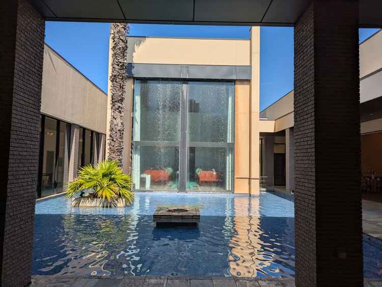 式場のガラス張りを外から見た時の雰囲気。これもオシャレだった。