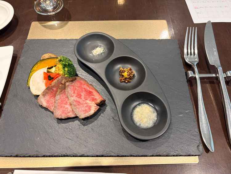 メインを頂きました。和牛の脂乗りもよく、招待客に喜んでもらえる一品であると思いました。