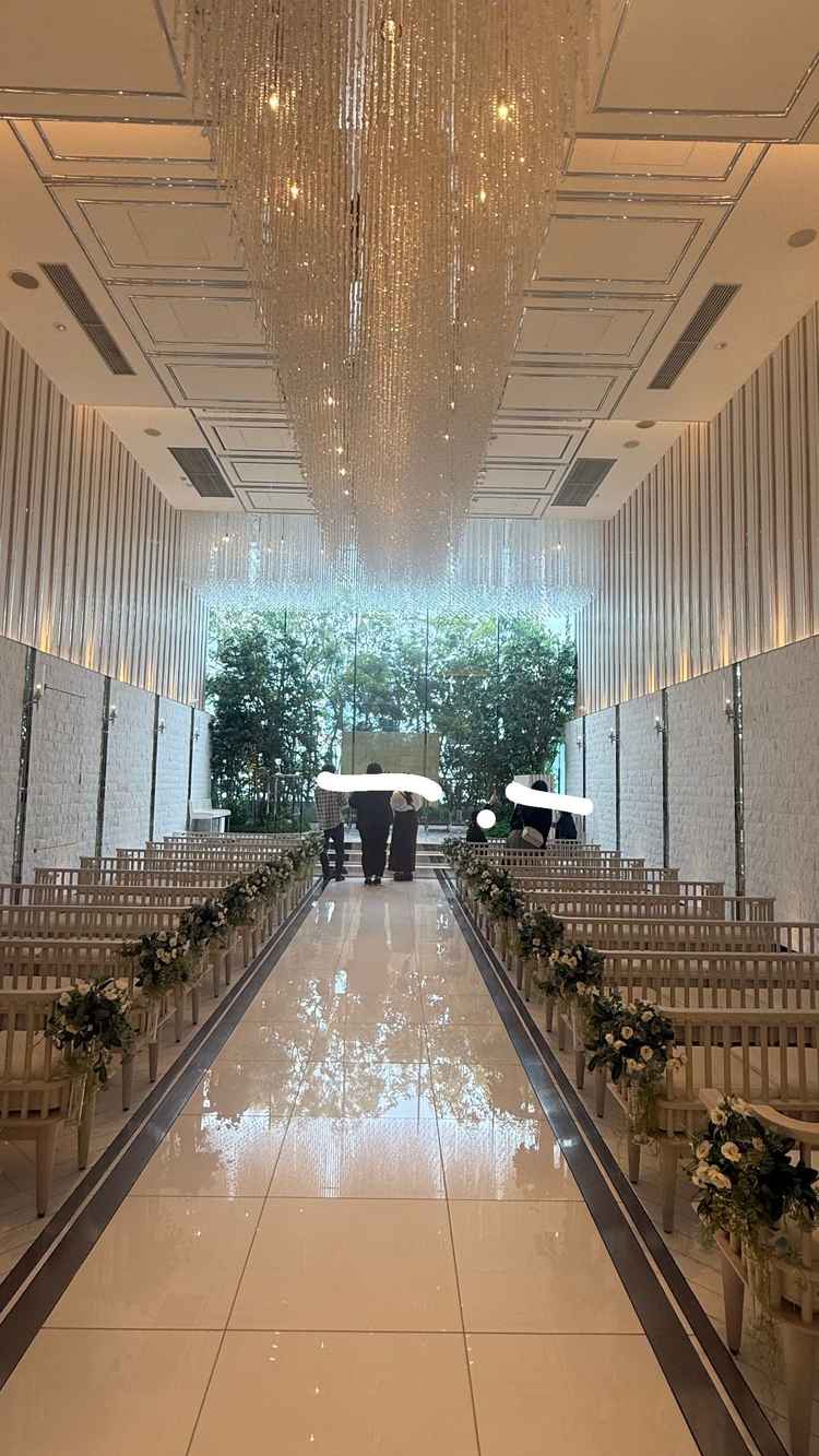 挙式会場。イメージ通り白基調で天井が高く、シャンデリアのクリスタルがキラキラで素敵でした。