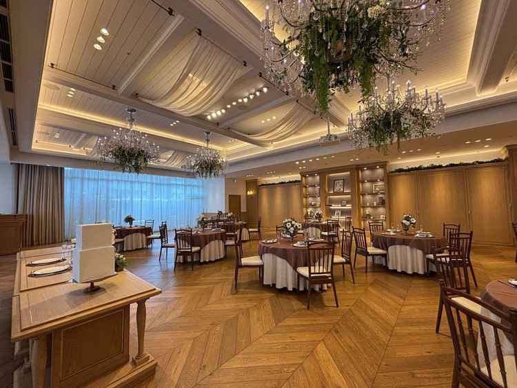 白と木目調の披露宴会場のFIORE CASA 