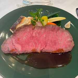 メインのローストビーフ。柔らかく年配の方でもしつこくない味だった。