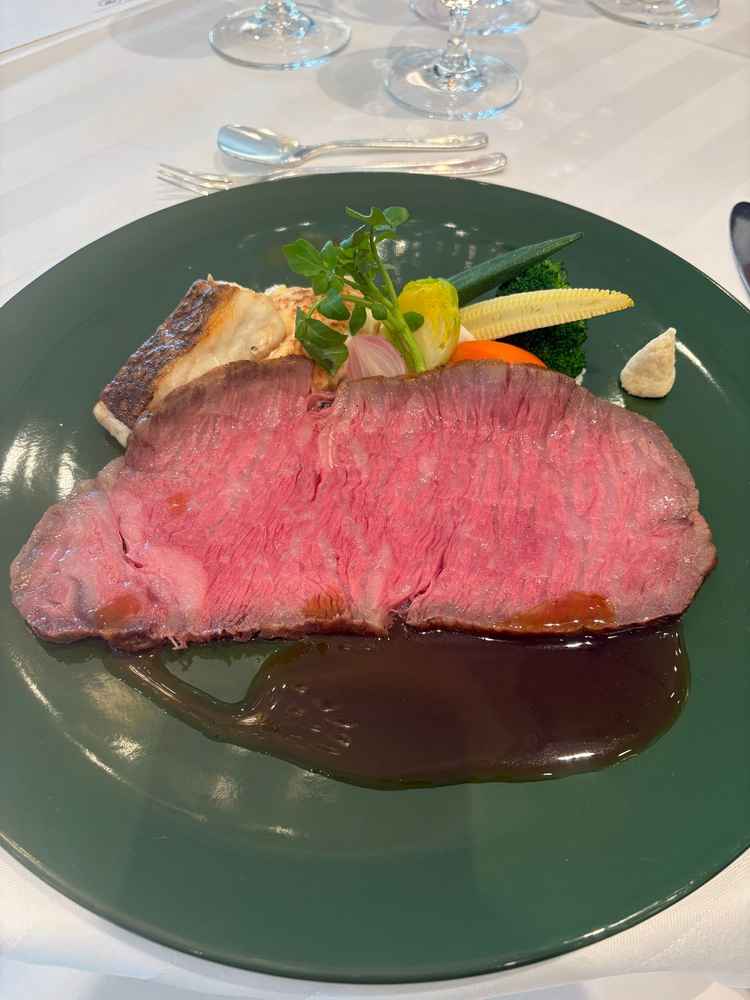 メインのローストビーフ。柔らかく年配の方でもしつこくない味だった。